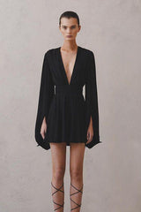 robe noire courte à manches bouffantes et col en V