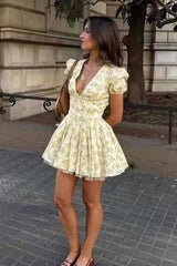 Robe plissée à manches courtes et col en V