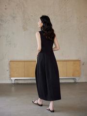 Robe maxi sans manches assortie à un sac à main en paille tressée