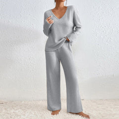 Ensemble de détente composé d'un pull en maille côtelée et d'un pantalon assorti