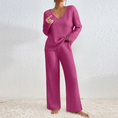 Ensemble de détente composé d'un pull en maille côtelée et d'un pantalon assorti