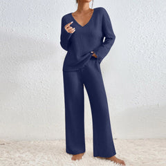 Ensemble de détente composé d'un pull en maille côtelée et d'un pantalon assorti