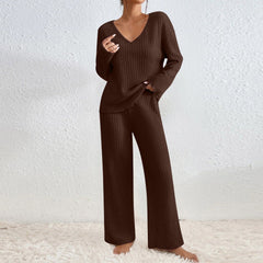 Ensemble de détente composé d'un pull en maille côtelée et d'un pantalon assorti
