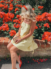 Robe jaune plissée à bretelles et imprimé floral