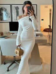 Robe maxi blanche à col asymétrique et manches longues
