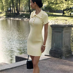Robe courte en maille à volants et simple boutonnage