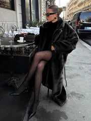 Manteau long en velours lâche et empiècements de fourrure