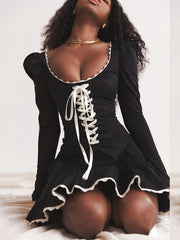 Robe moulante froncée à manches bouffantes et bandage en dentelle
