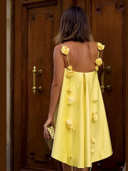 Robe jaune plissée à bretelles et imprimé floral