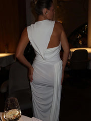 Robe moulante fendue sans manches drapée et froncée