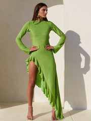 Robe moulante à paillettes fendue jusqu'à la cuisse et à volants