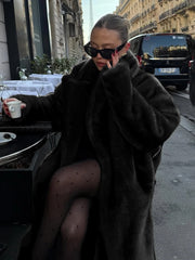 Manteau long en velours lâche et empiècements de fourrure