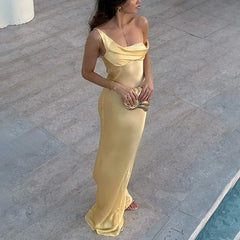 Robe longue asymétrique en satin à dos nu