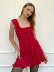 Robe courte sans manches à volants et col carré