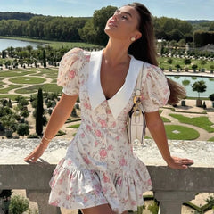 Robe mini moulante imprimée à volants et col en V
