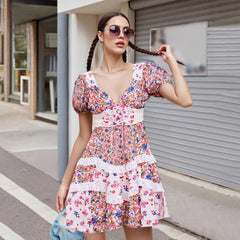 Robe mini fleurie à col V et nœud papillon en dentelle