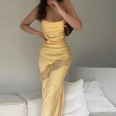 Robe midi satinée à fines bretelles et décolleté plongeant