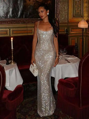 Robe moulante à paillettes et fines bretelles