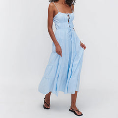 Robe de vacances à bretelles fines et volants, noué sur le devant