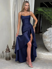 Robe longue fendue en satin à fines bretelles