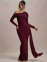 Robe moulante à col asymétrique et manches drapées