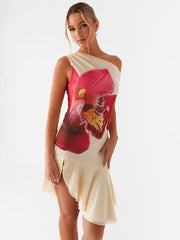 Robe de vacances imprimée à col asymétrique et volants, épaules dénudées