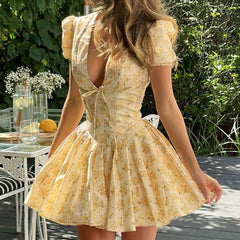 Robe plissée cintrée à col en V et imprimé floral