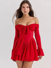 Robe moulante rouge sans bretelles à plis évasés