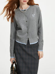 Gilet en maille à nœud et coutures contrastées