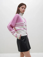 Gilet court en laine rose à rayures et col en V