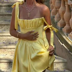 Robe mini plissée jaune à dos nu
