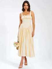 Robe midi plissée en satin à encolure carrée