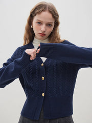 Gilet en maille à torsades brodées et col en V