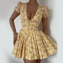 Robe plissée cintrée à col en V et imprimé floral