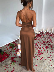 Robe moulante sans manches fendue oblique en satin