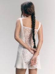 Robe mini froncée dos nu en dentelle transparente