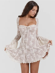 Robe moulante élégante à imprimé et col carré