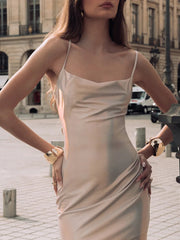 Robe de soirée fourreau à col carré et fines bretelles