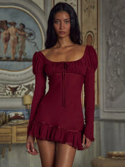 Robe moulante à volants et lacets, col carré