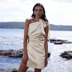 Robe de bal à col montant, nœuds et taille ajourée, laçage.
