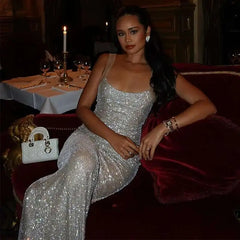 Robe moulante à paillettes et fines bretelles