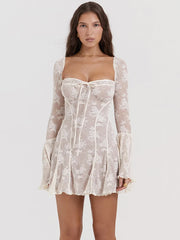 Robe moulante élégante à imprimé et col carré