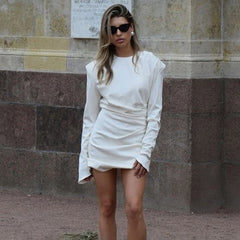Robe de bal mini blanche plissée à manches longues