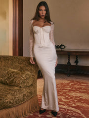Robe moulante en dentelle à manches longues et fente au dos