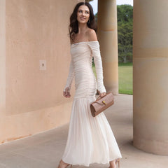Robe de bal bleu clair à épaules dénudées, manches longues et volants