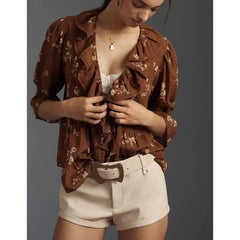 Blouse à pois suisses et volants, ornée de volants.