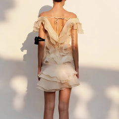 Robe à épaules dénudées à volants et empiècements floraux