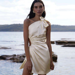 Robe de bal à col montant, nœuds et taille ajourée, laçage.
