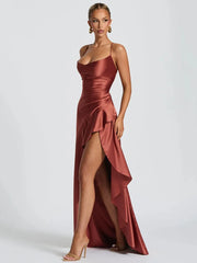 Robe longue fendue en satin à fines bretelles