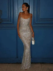 Robe moulante à paillettes et fines bretelles
